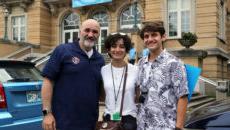 A student with her family poses in front of Le Fer